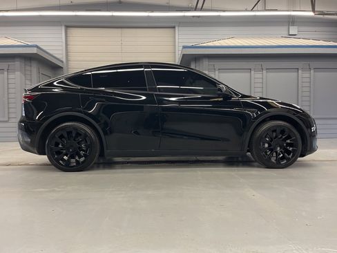 Used 2022 Tesla Model Y Long Range image 8