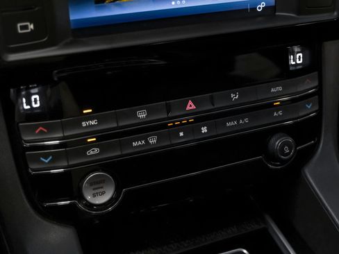 Used 2018 Jaguar F-PACE Premium image 19