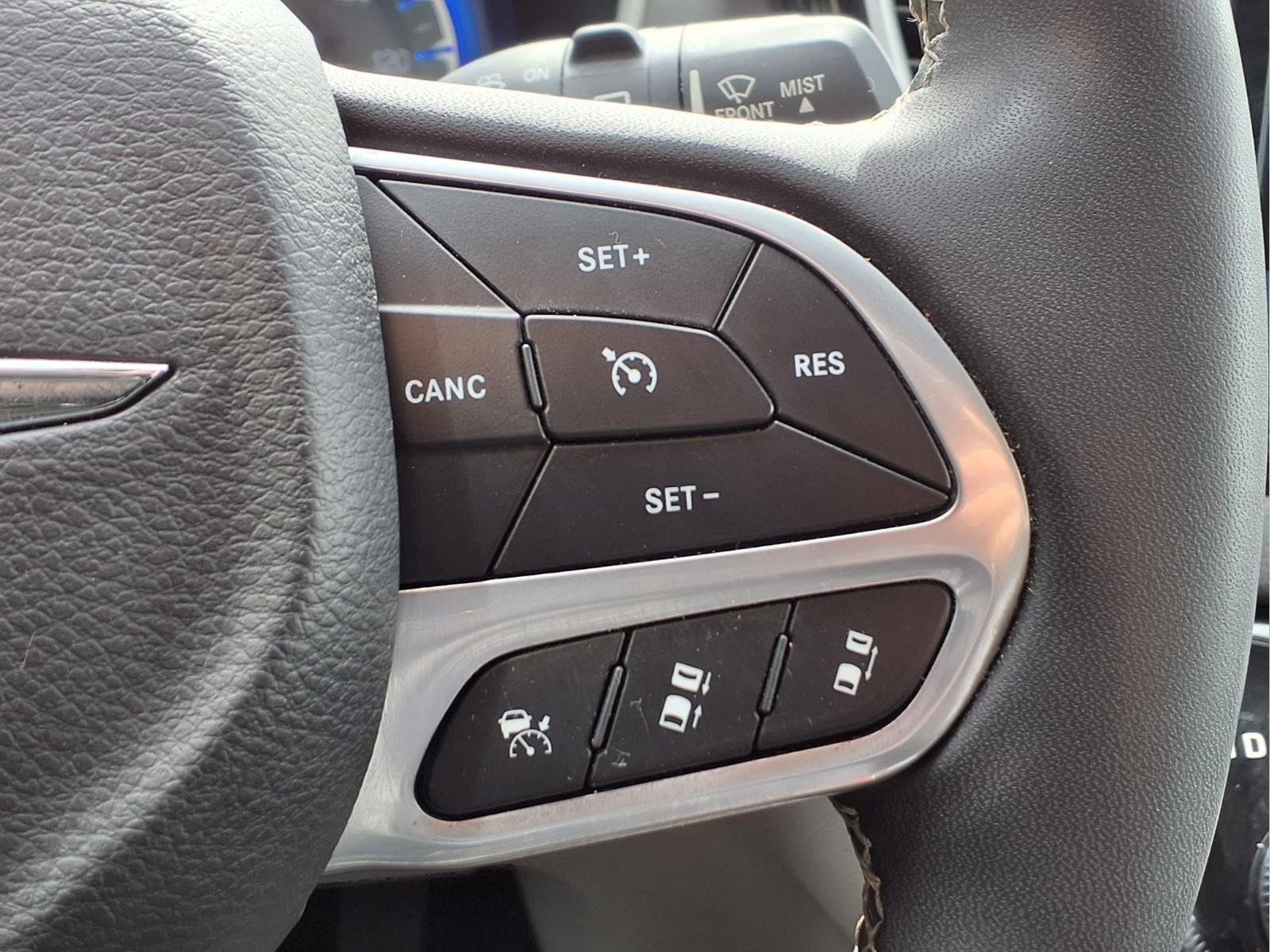 Used 2023 Chrysler Pacifica Touring-L FWD image 22