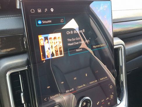 Used 2025 GMC Yukon Elevation image 18