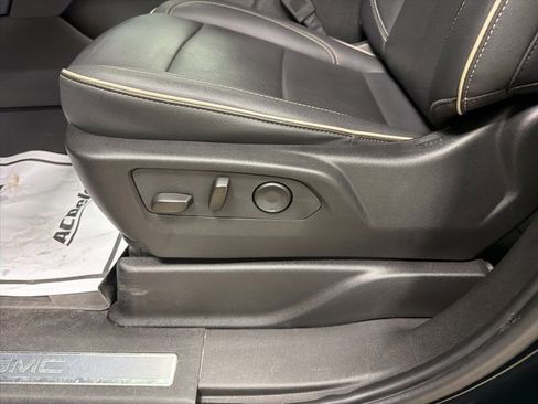 Used 2024 GMC Yukon SLT w/ SLT Luxury Package image 12