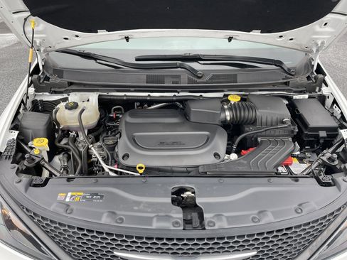 Used 2024 Chrysler Voyager LX image 25