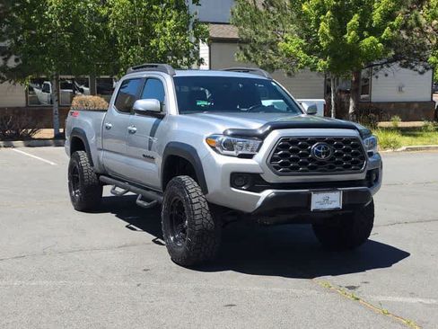 Used 2021 Toyota Tacoma TRD Off-Road w/ TRD Premium Off Road Package AWD/4WD image 3