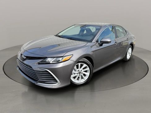 Used 2022 Toyota Camry LE image 1