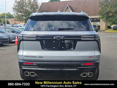 Used 2025 Chevrolet Traverse RS image 4