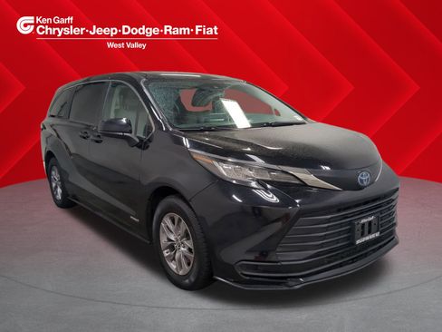 Used 2021 Toyota Sienna LE image 1