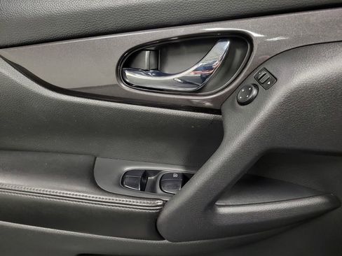 Used 2018 Nissan Rogue SV image 21