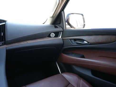 Used 2019 Cadillac Escalade ESV Premium Luxury RWD image 6
