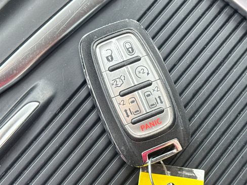 Used 2022 Chrysler Pacifica Touring-L FWD image 27