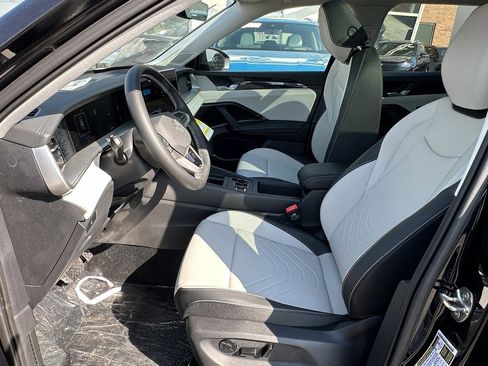 New 2025 Volkswagen Tiguan SE AWD/4WD image 16