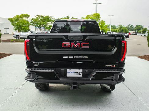 Used 2026 GMC Sierra 2500 AT4 AWD/4WD image 9