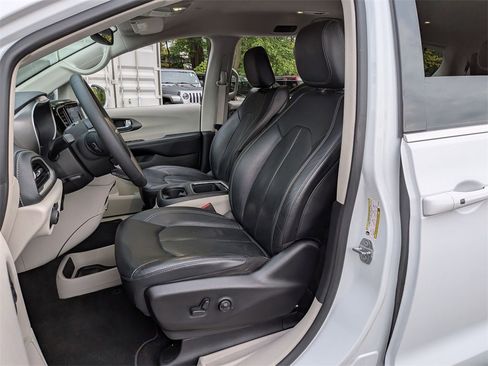 Certified 2022 Chrysler Pacifica Touring-L image 20