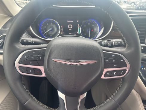 Used 2023 Chrysler Pacifica Limited image 11