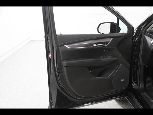 Used 2019 Cadillac XT5 Luxury w/ LPO, Black Ice Package AWD/4WD image 4