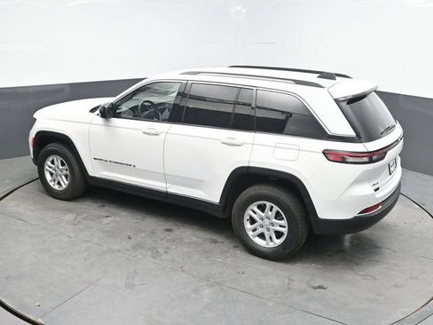 Used 2022 Jeep Grand Cherokee Laredo AWD/4WD image 32