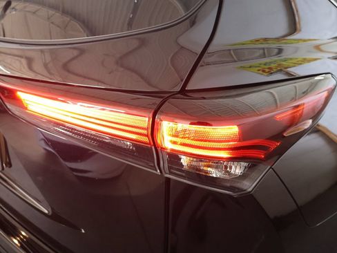 Used 2025 Toyota Highlander XLE FWD image 32