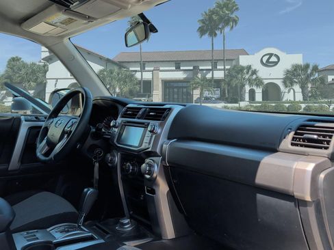 Used 2017 Toyota 4Runner SR5 AWD/4WD image 27