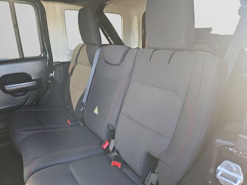 Used 2023 Jeep Wrangler Unlimited Rubicon w/ Cold Weather Group AWD/4WD image 15