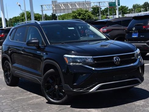 Certified 2023 Volkswagen Taos SE w/ Panoramic Sunroof Package AWD/4WD image 2