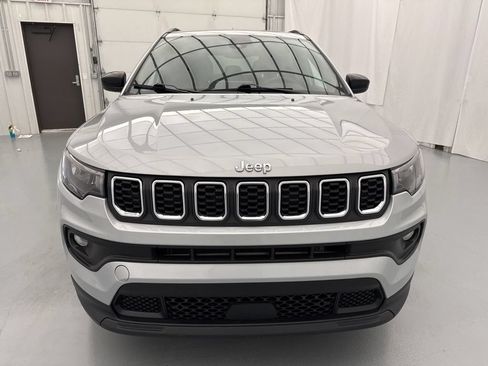 Used 2024 Jeep Compass Latitude AWD/4WD image 2