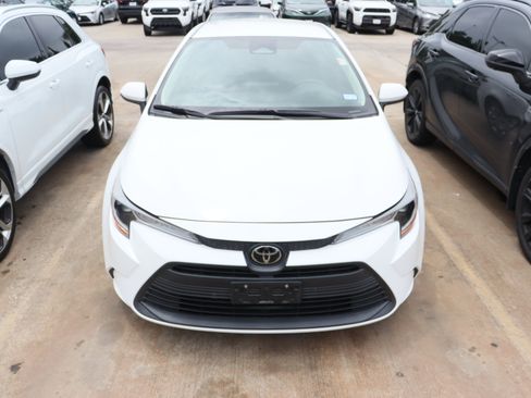 Used 2024 Toyota Corolla LE FWD image 3