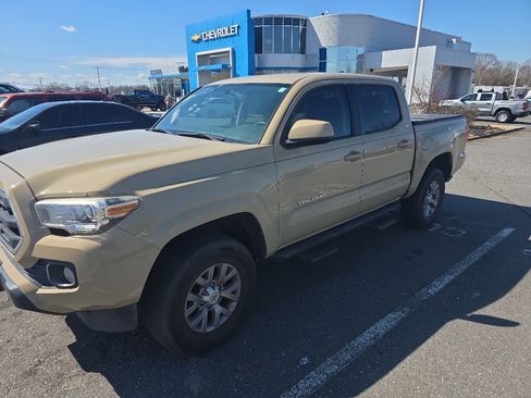 Used 2016 Toyota Tacoma SR5 w/ Towing Package image 3