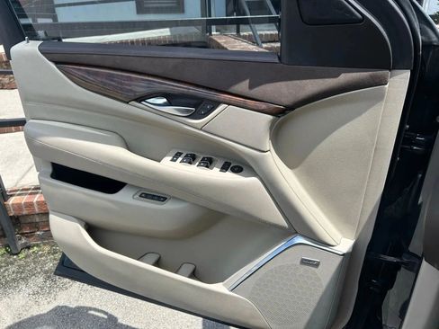 Used 2017 Cadillac Escalade ESV Premium Luxury image 33