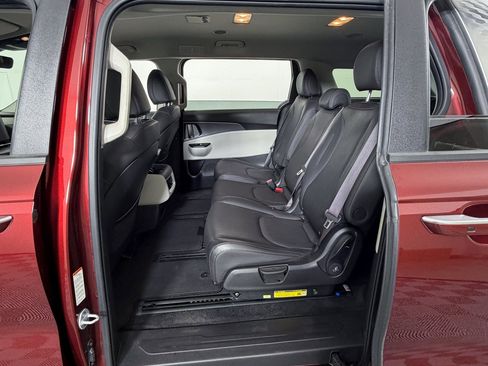 Used 2024 Kia Carnival LX image 9