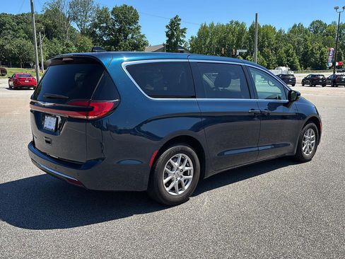 Used 2024 Chrysler Pacifica Touring-L FWD image 3