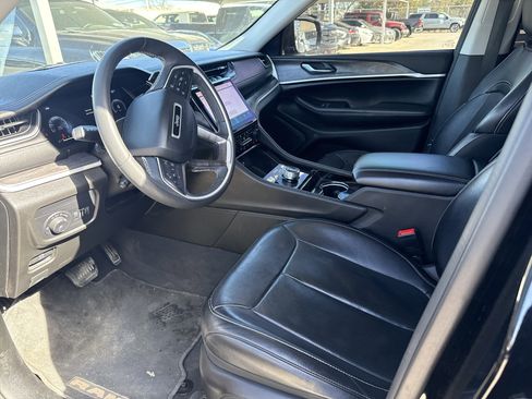 Used 2023 Jeep Grand Cherokee Limited w/ Luxury Tech Group II image 9