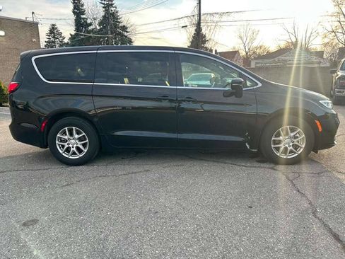 Used 2025 Chrysler Pacifica Select image 4
