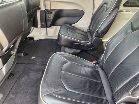 Used 2023 Chrysler Pacifica Limited image 30