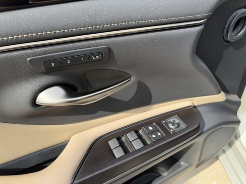 Used 2019 Lexus ES 350 w/ Premium Package FWD image 19