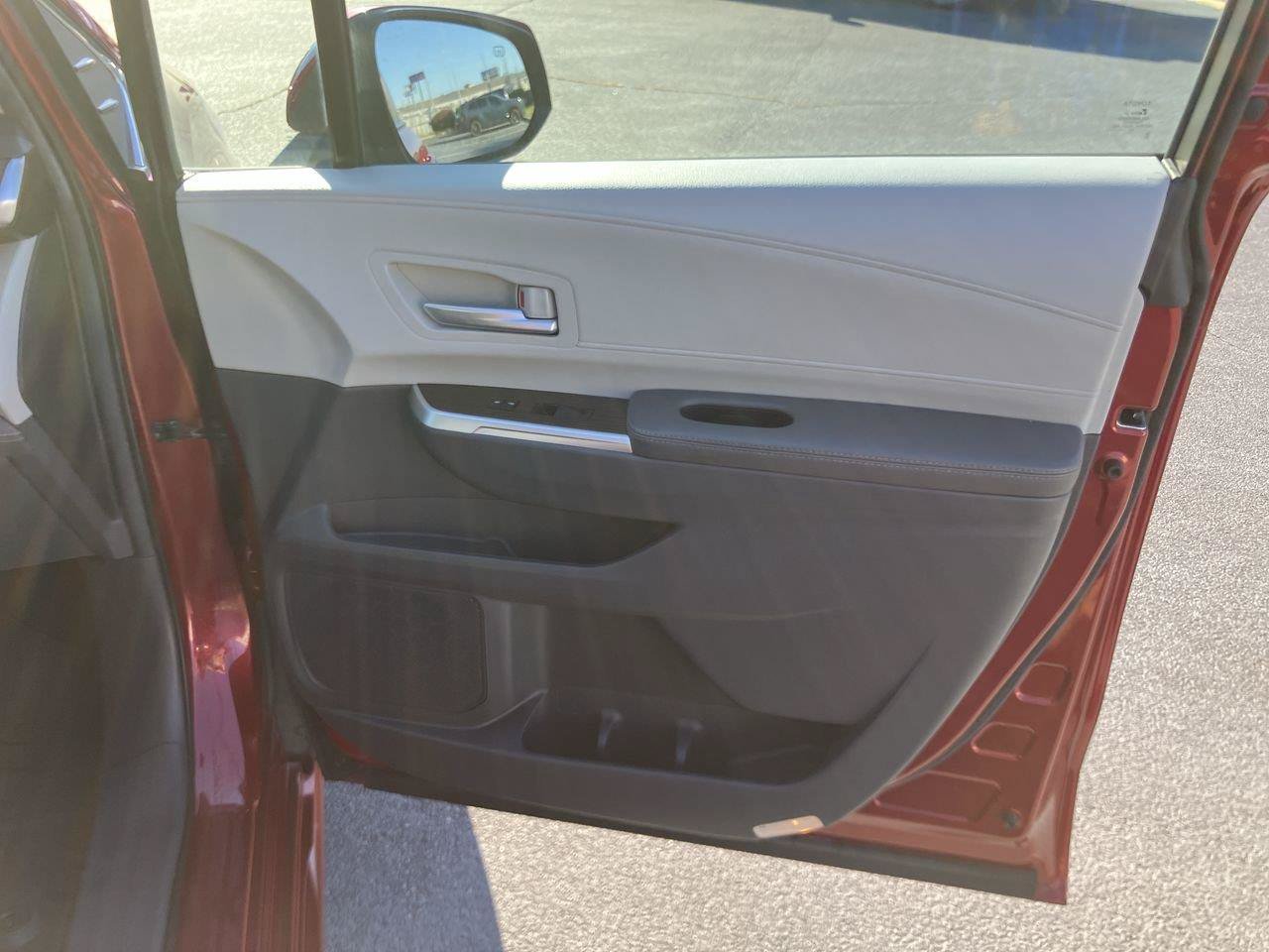 Used 2023 Toyota Sienna XLE FWD image 35