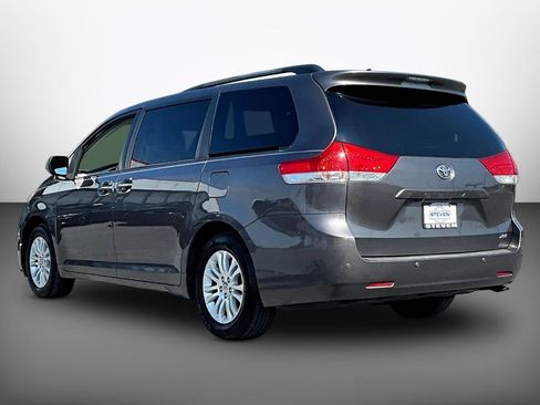 Used 2012 Toyota Sienna XLE w/ Premium Pkg FWD image 4