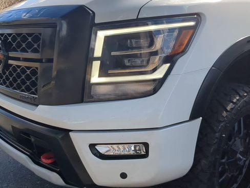 Used 2020 Nissan Titan PRO-4X w/ Pro-4x Convenience Package image 11