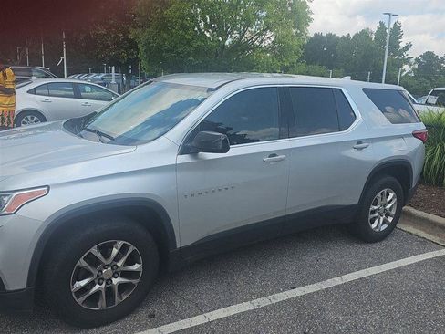 Used 2020 Chevrolet Traverse LS FWD image 2