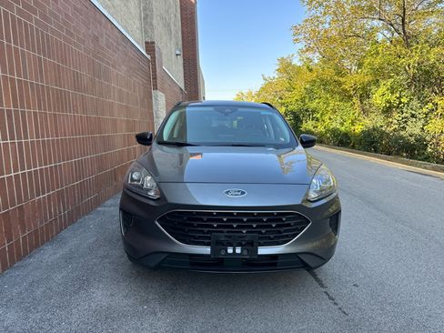 Used 2022 Ford Escape SE w/ SE Sport Appearance Package image 3