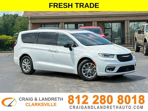 Used 2026 Chrysler Pacifica Limited FWD image 1