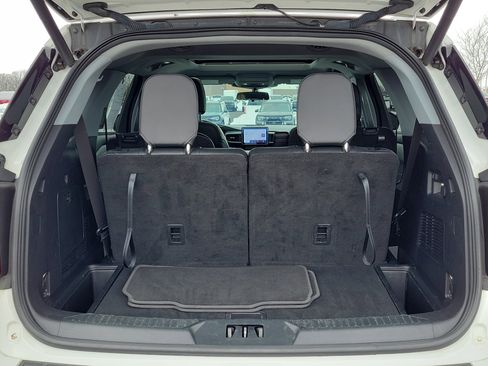 Used 2022 Ford Explorer XLT w/ Equipment Group 202A image 8