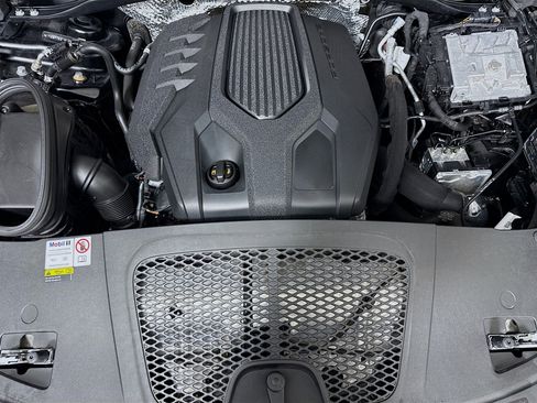 Certified 2023 Porsche Macan AWD/4WD image 29