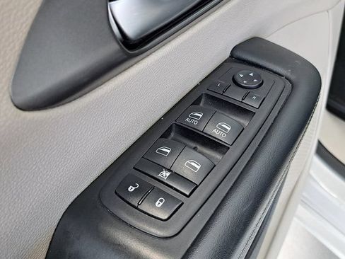 Used 2023 Chrysler Pacifica Touring-L FWD image 22