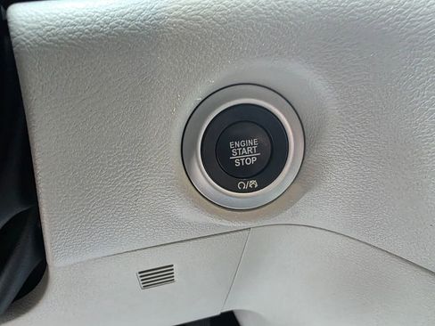 Used 2023 Chrysler Pacifica Touring-L FWD image 17
