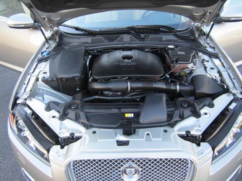 Used 2013 Jaguar XF image 12