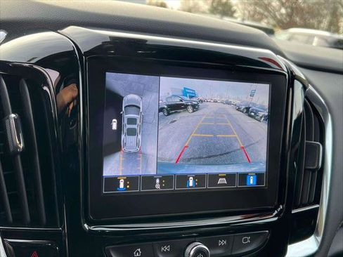 Used 2023 Chevrolet Traverse LT w/ Rear Camera Mirror Package image 28