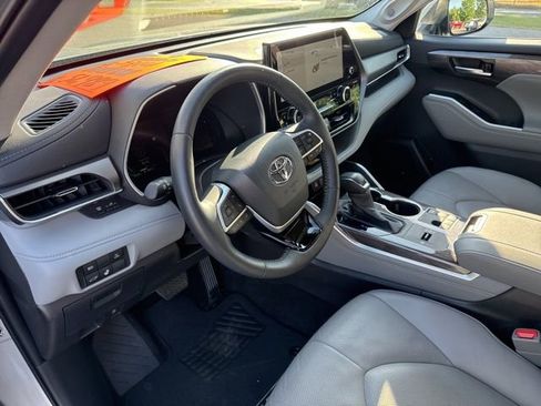 Used 2025 Toyota Highlander Limited AWD/4WD image 24