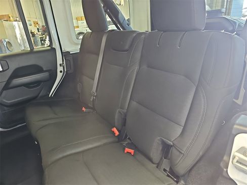 Used 2020 Jeep Wrangler Unlimited Sahara image 13