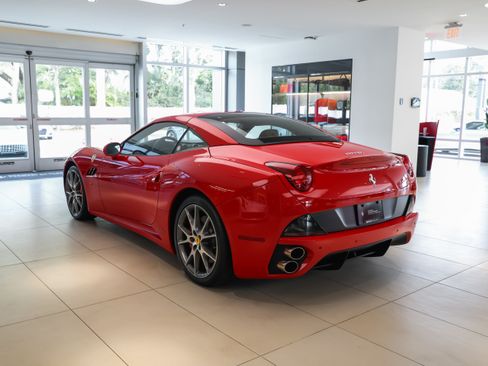 Used 2011 Ferrari California RWD image 18