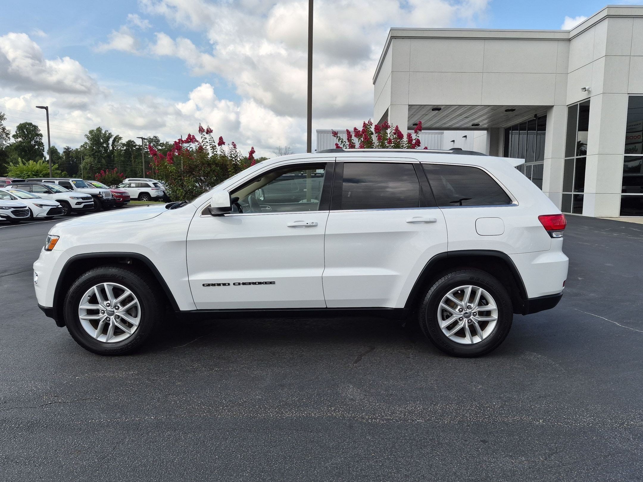 Used 2018 Jeep Grand Cherokee Laredo RWD image 8