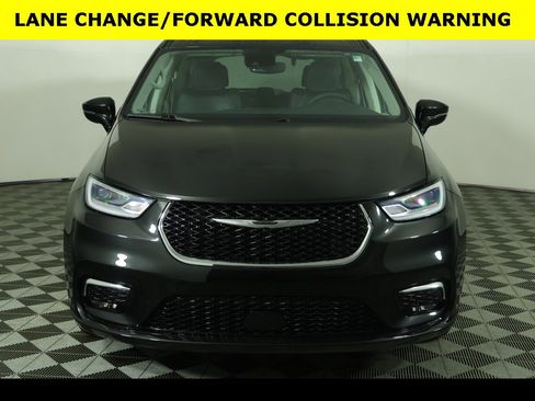 Used 2022 Chrysler Pacifica Touring-L image 10